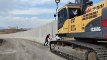 Türkiye-İran arasındaki 295 kilometrelik sınır hattının tamamına duvar örülüyor