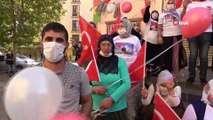Evlat nöbetindeki aileler HDP önünde 30 Ağustos Zafer Bayramını kutladı