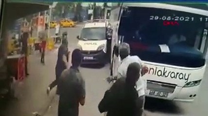 Video herunterladen: Polis memuru, yolcu otobüsü dönüş yaptığı sırada iki aracın arasında sıkıştı