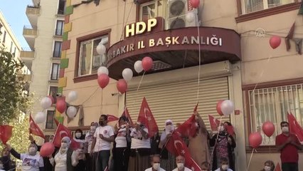 Download Video: DİYARBAKIR - Dağdan kaçarak güvenlik güçlerine teslim olan Mustafa Biçer Diyarbakır annelerini ziyaret etti