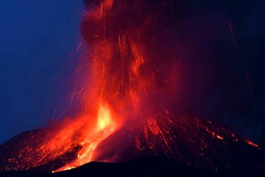 İtalya'daki Etna Yanardağı kül ve lav püskürttü
