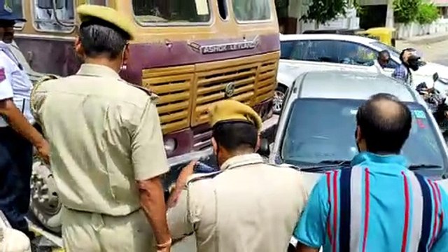 Accident: अचानक कार से टकाराया डम्पर, बचे बाल-बाल...