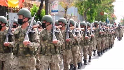 Mehmetçikten göz dolduran geçit töreni