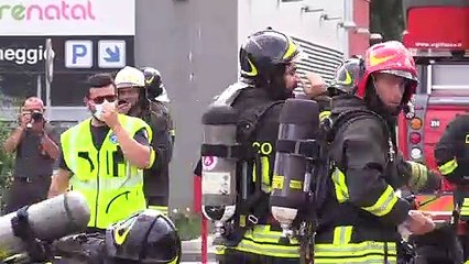 Descargar video: Incendio Milano, i pompieri salvano due gatti. La proprietaria: 