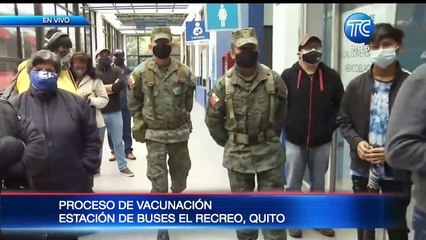 Realizan proceso de vacunación en estación de buse en Quito