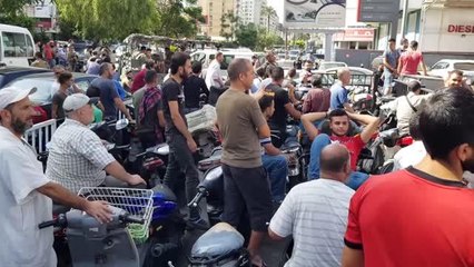 TRABLUSŞAM - Lübnan'da yüzde 66'nın üzerindeki zamlar akaryakıt krizini çözemedi