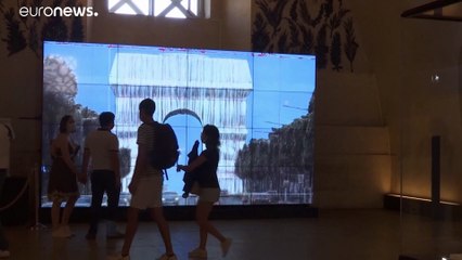 Instalação póstuma de Christo e Jeanne-Claude embrulha Arco do Triunfo