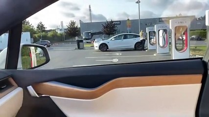 Une blonde fait le plein de sa Tesla