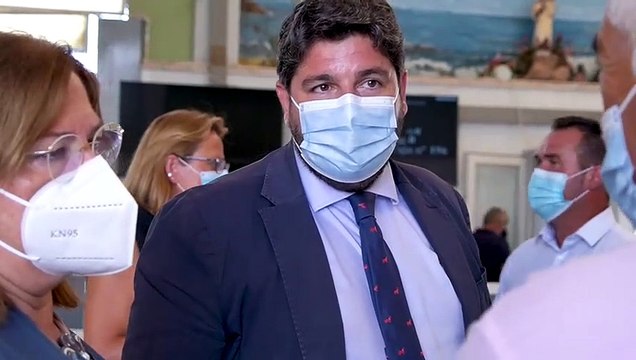Fernando López Miras, presidente de la Región de Murcia, visitando este lunes la Lonja de Pescado de Lo Pagán.