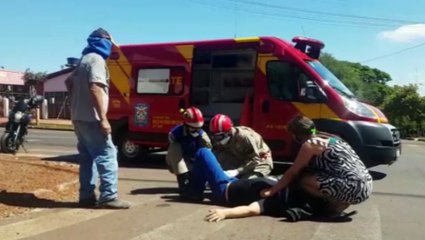 Motociclista fica ferido após sofrer queda na Rua Ipanema