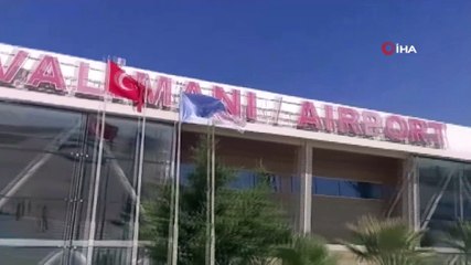 30 Ağustos Zafer Bayramında gelen uçağı Türk Bayrağıyla karşıladı