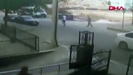 Descargar video: Sahte MİT ve polis kimlikli dolandırıcı, 500 bin liralık vurgunu yapmak üzereyken yakalandı