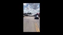 Un camion transportant une pale d'éolienne se retrouve coincé sur un passage à niveau