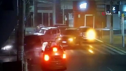 Brezilya'da banka soyguncuları, rehineleri araçlarına bağlayarak canlı kalkan yaptı