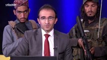 Un presentador rodeado de talibanes armados pide al público que no tenga miedo