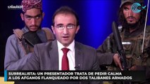 Surrealista: un presentador trata de pedir calma a los afganos flanqueado por dos talibanes armados