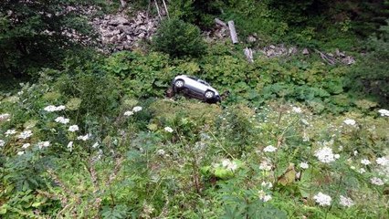 OTOMOBİL 25 METRE UÇURUMDAN YUVARLANDI: 1 YARALI