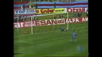 Descargar video: Trabzonspor 3-1 Galatasaray 17.03.1993 - 1992-1993 Turkish Cup Semi Final 2nd Leg