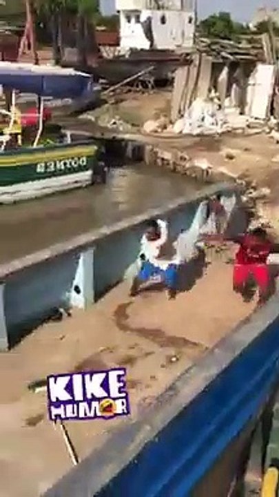Funny - Fake bomb prank LOL