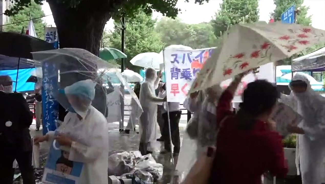 ① 驚く程の反応 強雨の中で深田萌絵さんを支援する活動を挙行！東京地検に対する『不起訴要請書』（署名）活動  2021/8/15 靖国神社前九段坂