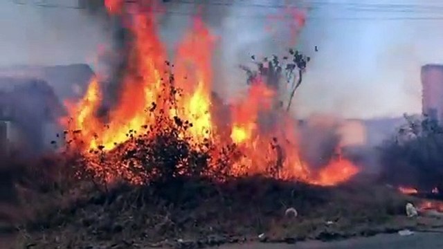 Incêndio destrói depósito de materiais recicláveis e atinge carros na Zona Sul de Cajazeiras