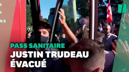 Justin Trudeau visé par des graviers lancés par des anti-mesures sanitaires