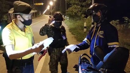 สุพรรณบุรี ปกครองสุพรรณจับวัยรุ่นซดน้ำใบกระท่อมผสมกัญชาฝ่าเคอร์ฟิว(คลิป)