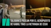 Los talibanes pasean por la pista del aeropuerto de Kabul, celebrando la retirada total de EEUU