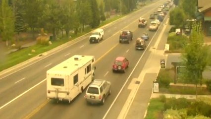 Des milliers d'Américains fuient la région très touristique du lac Tahoe en Californie, menacée par le Caldor Fire