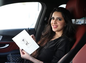 "رامشا".. فنانة مقيمة في دبي تزرع البسمة على شفاه العاملين بطريقتها الخاصة