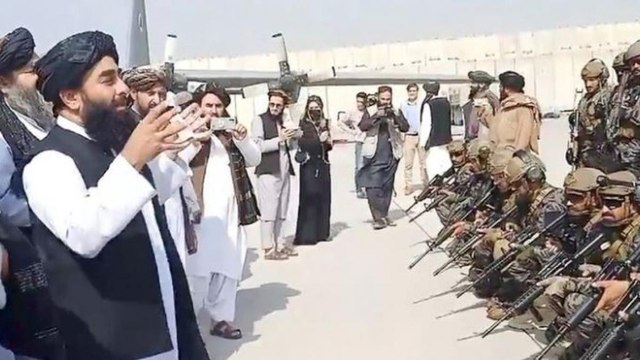 Taliban officials talks with fighters in airport