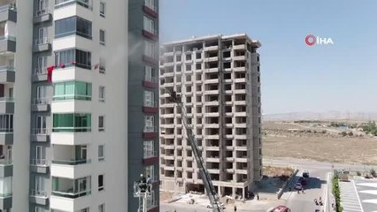 Yanan evi köpeğiyle izledi, dumandan etkilenen babası hastaneye kaldırıldı