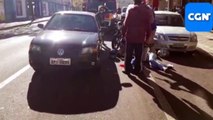 Mulher fica ferida após colisão entre carro e moto na Região Central