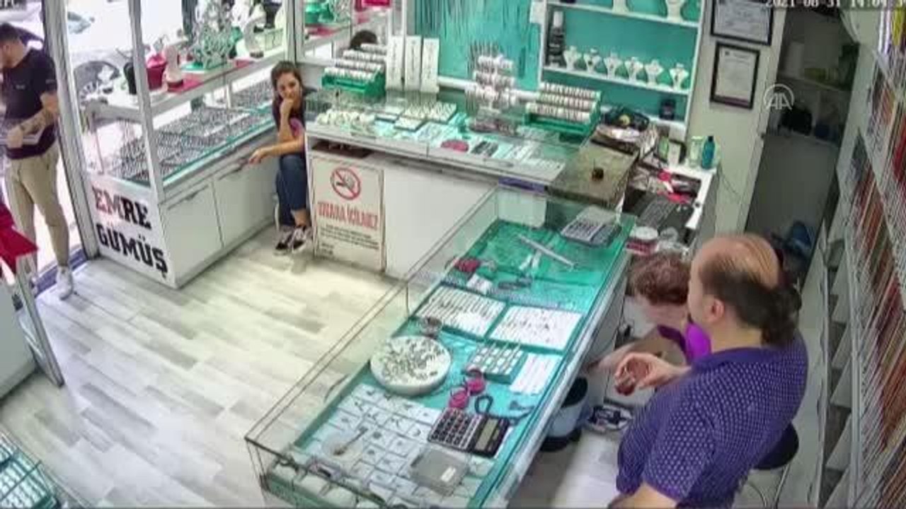 Son dakika haberi | AFYONKARAHİSAR - Deprem anı bir iş yerinin güvenlik kamerasına yansıdı