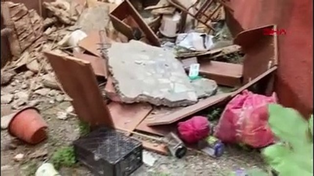 Güngören'de apartmanın balkonu çöktü, bina tedbir amaçlı boşaltıldı