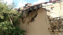 Altıntaş depreminde Afyonkarahisar'daki bir köyde ahır duvarı yıkıldı- Depremden dolayı ahır duvarının yıkıldığı köyde güneş enerji paneli de zarar...