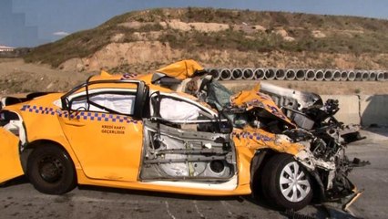 Pendik'te 2 tır ile 2 otomobil birbirine girdi: 1'i ağır 2 yaralı