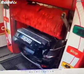 Il ouvre son coffre dans un carwash et va le regretter