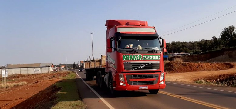 VOLVO FH 460 GLOBETROTTER VERMELHO CARRETA GRADE BAIXA 6 EIXOS 23,00 METROS 3,20 KRAKER TRANSPORTES