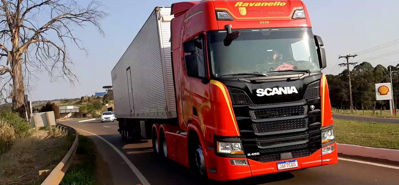 SCANIA R 450 6X2 HERÓIS DA ESTRADA #039/350 VERMELHO CARRETA RANDON BAÚ 6 EIXOS RAVANELLO