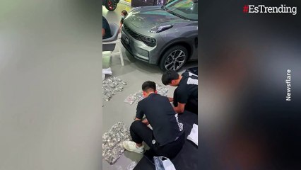 Hombre compró un auto con solo monedas: los empleados pasaron más de 3 horas contándolas