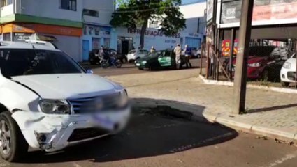 Corsa e Duster se envolvem em batida na Rua Rio Grande do Sul, no Centro