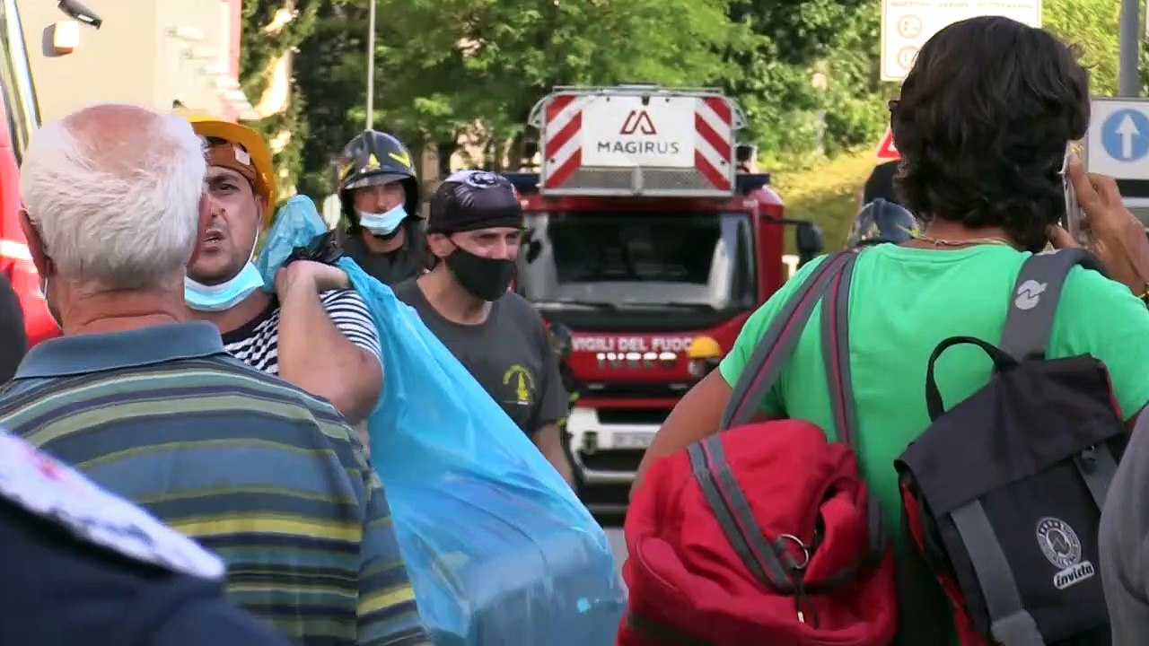 Incendio Milano, gli sfollati recuperano beni nelle case: "Un po' di ottimismo dopo i giorni bui"