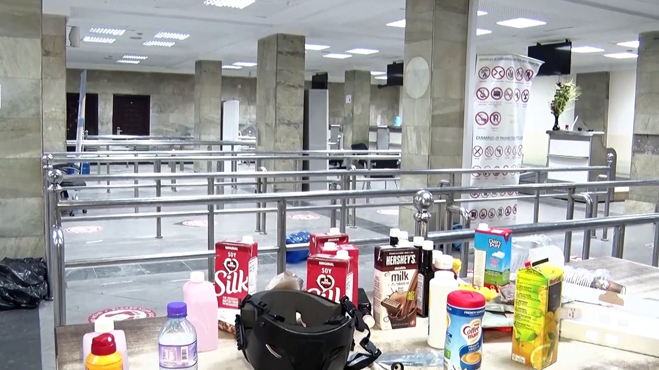 فيديو: حلوى وصورٌ للذكرى.. هكذا بدا مطار كابول بعد خروج آخر جندي أمريكي من أفغانستان