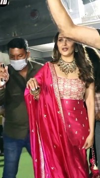 Sunny Leone & Family at Airpot, Madhuri and Gorgeous Rashami Desai Looks Super Bombastic Airport