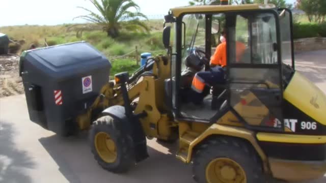 El puerto de Sagunto trabaja a toda prisa para recuperar sus playas y aprovechar los últimos días del verano