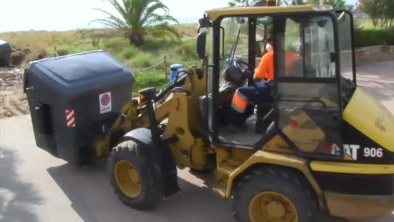 El puerto de Sagunto trabaja a toda prisa para recuperar sus playas y aprovechar los últimos días del verano