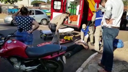 Motociclista fica ferido em acidente de trânsito na Rua Erechim, no Centro