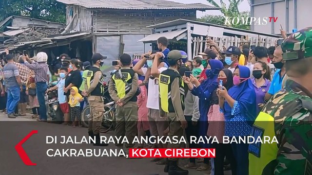 Ibu Hamil Terjepit, Saat Rombongan Jokowi Bagi-bagi Sembako di Cirebon