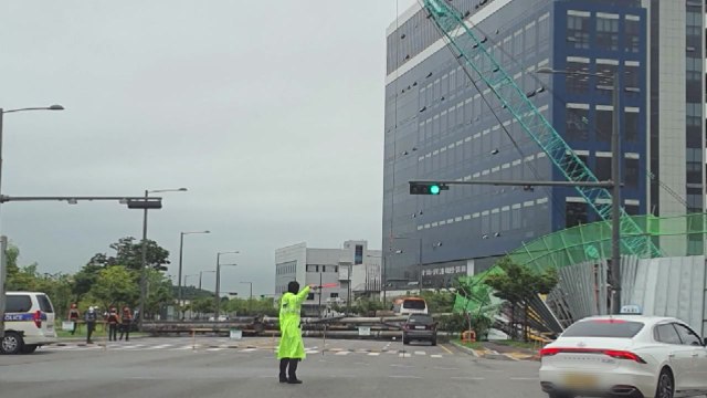 시흥 아파트 공사 현장에서 철근 쓰러져...왕복 6차선 막혀 / YTN